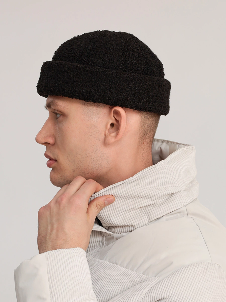 Шапка черного цвета с ооворотом